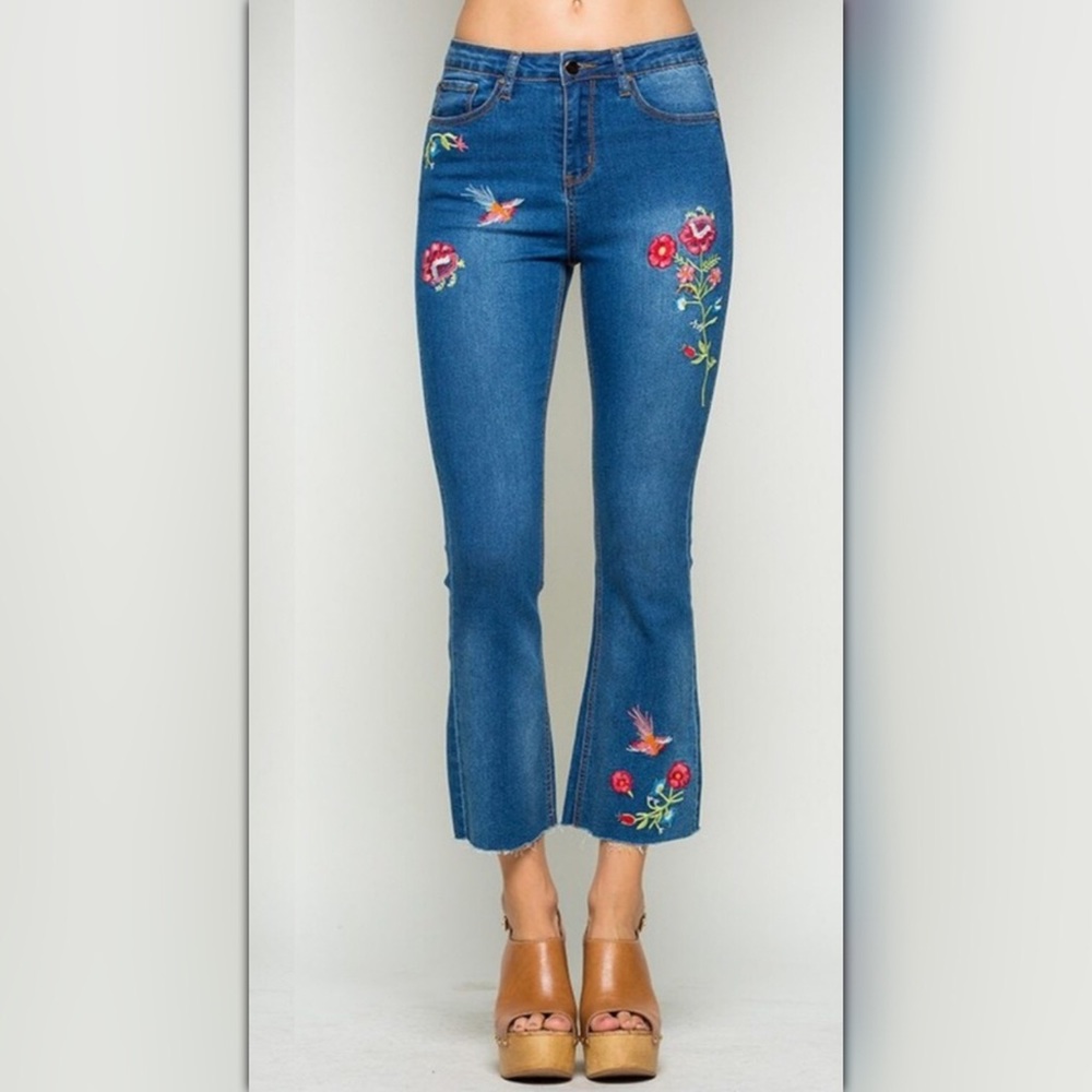 🌷🌷Embroidered Cropped Jeans w/Raw Hem - Picture 4 of 7